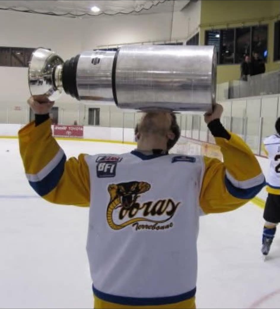 Alexandre Lachance soulevant un trophée avec les Cobras de Terrebonne